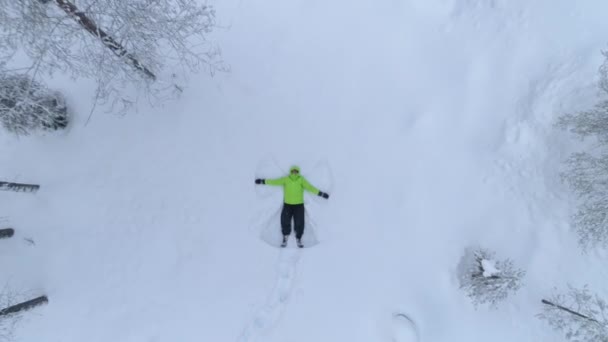 Aerial Close Distancing Feliz Sorridente Jovem Deitada Neve Fresca Movendo — Vídeo de Stock