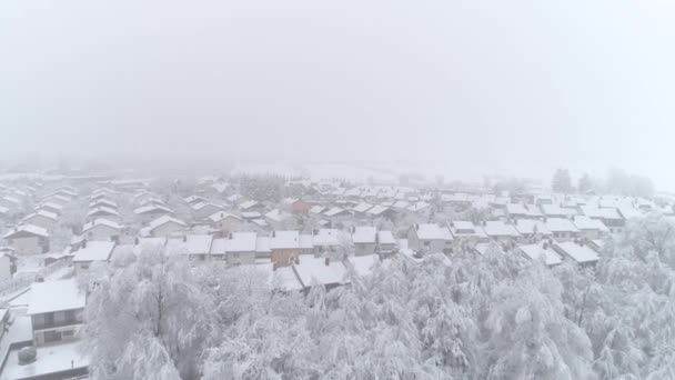 Aerial Volando Sobre Tranquila Ciudad Suburbana Con Techos Cubiertos Nieve — Vídeo de stock