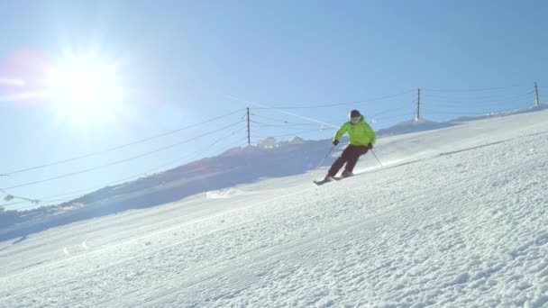 Low Motion Flose Esquiador Recreativo Desfruta Clima Idílico Perfeito Inverno — Vídeo de Stock