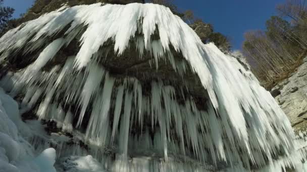 Cerrar Impresionantes Carámbanos Cascada Congelados Acantilado Rocoso Montaña Día Invierno — Vídeo de stock
