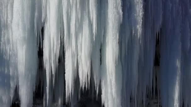 Cerrar Aerial Cascada Invierno Congelada Carámbanos Brillantes Impresionantes Carámbanos Congelados — Vídeos de Stock