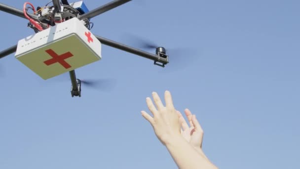 Fechar Entrega Drones Aéreos Uav Multicopter Voando Com Pacote Medicamentos — Vídeo de Stock