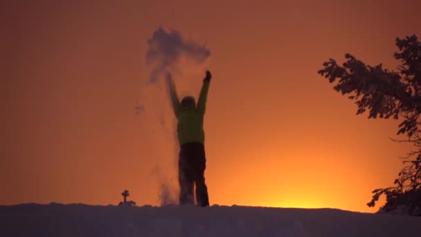 Slow Motion Nierozpoznawalna Osoba Rzucająca Śnieg Niebo Podnosząc Ramiona Dumnie — Wideo stockowe