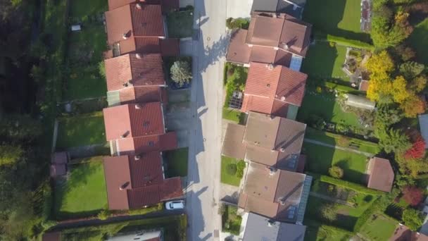 Arriba Aerial Abajo Volando Sobre Tejados Rojos Idílica Ciudad Suburbana — Vídeos de Stock