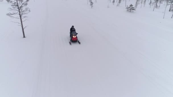 Aerial Close Люди Снегоходах Красивому Заснеженному Горному Склону Финляндии Туристы — стоковое видео