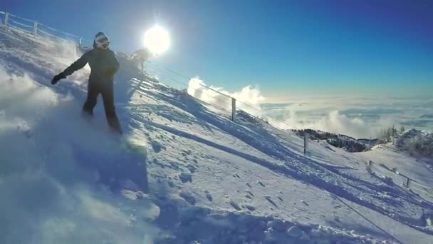 Movimiento Lento Cerrar Chica Snowboarder Fresco Montar Por Ladera Montaña — Vídeos de Stock