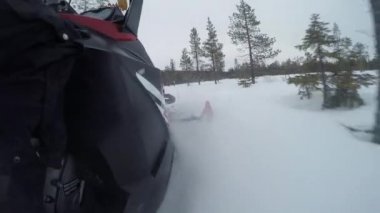 Close Up: Karlı yamaçta seyahat kar mobil gökyüzü detay. Finish backcountry'de snowmobiling. Vahşi doğada kar makinesi yolculuğu. Buzlu arazide sürüş ve yarış, kar taneleri püskürtme