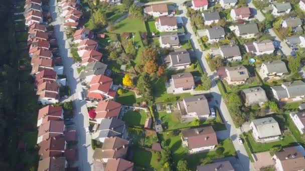 Aereo Volare Sopra Tetti Idilliaca Città Suburbana Con Case Schiera — Video Stock