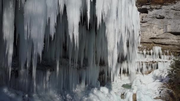 Aereo Cascata Invernale Congelata Ghiaccioli Bianchi Scintillanti Splendidi Ghiaccioli Ghiacciati — Video Stock