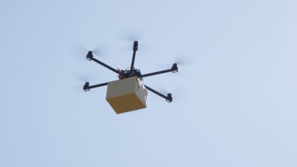 Close Uav Drone Delivery Multicopter Flying Big Brown Package Blue — Stock Video