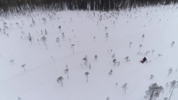 人们驾驶雪地摩托在美丽的雪山斜坡上探索芬兰拉普兰 游客在雪地摩托冒险欢乐之旅 挪威寒冷的白色冬季的旅行者雪地摩托 — 图库视频影像