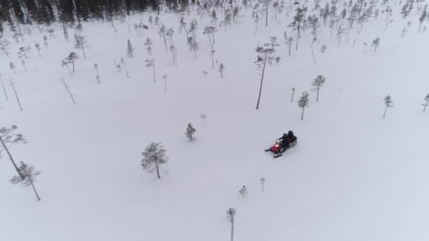 Aerial Close Люди Снегоходах Красивому Белоснежному Горному Склону Финляндии Туристы — стоковое видео