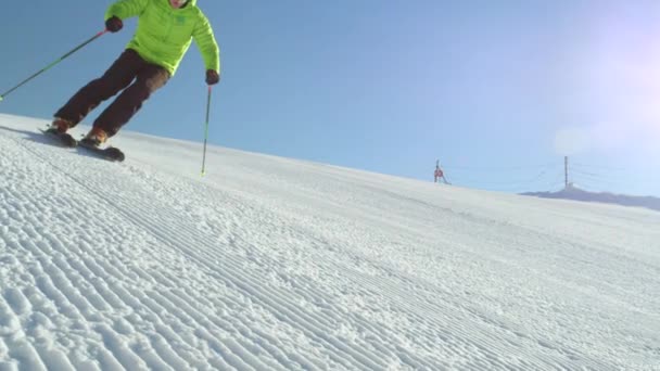 Счастливый Лыжник Наслаждается Идеальными Холодными Зимними Условиями Солнечное Утро Быстрый — стоковое видео