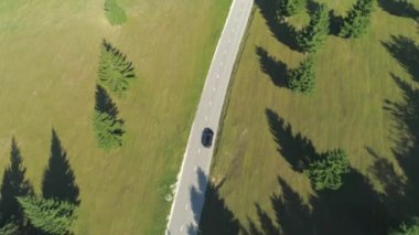 Andan: Pastoral kırsal manzara boş ülke karayolu boyunca sürüş Siyah Suv araba. Güzel yeşil Slovenya genelinde yolculuk yolculuk insanlar. Dağ vadisinde yemyeşil tepeler ve çayır alanları