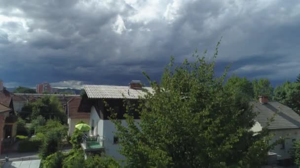 Luftaufnahme Hoch Über Der Idyllischen Vorstadt Mit Dunklen Stürmischen Wolken — Stockvideo