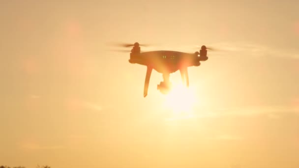 Cerrar Lentes Flare Silhouette Pequeño Dron Filmación Volando Sobre Cielo — Vídeo de stock