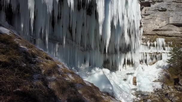 Зимовий Каскад Aerial Заморожений Білі Блискучі Бурульки Приголомшливі Заморожені Бурульки — стокове відео