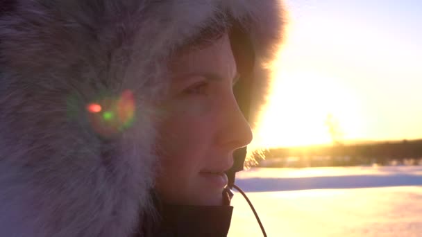 Fechar Jovem Sorridente Com Capuz Pele Cabeça Observando Pôr Sol — Vídeo de Stock