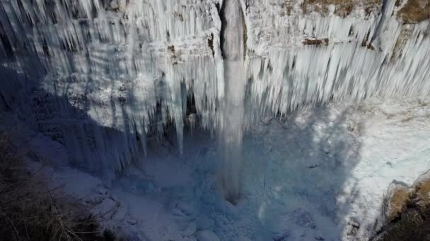 Aerial Cascata Rio Inverno Congelado Icicles Espumantes Brancos Ciclos Gelo — Vídeo de Stock