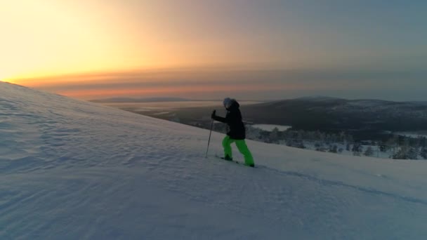 Aerial Aktiv Kvinna Vinterkläder Snöskor Snöiga Bergssluttningen Vid Soluppgången Ung — Stockvideo