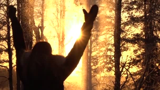 Slow Motion Närbild Glad Ung Kvinna Leker Med Snö Kall — Stockvideo