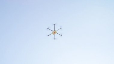 Yakın Çekim Lens Flare İhA drone teslimat. Multicopter uçan ve ilk yardım paketi ile iniş. Sos ilaçlarını teslim eden drone. Helikopter drone ile fütüristik sevkiyat. Multirotor lojistik ve ulaşım