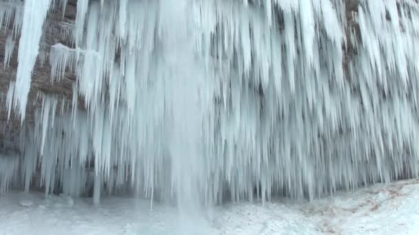 Fermer Superbe Cascade Glacée Sur Une Falaise Rocheuse Jour Hiver — Video