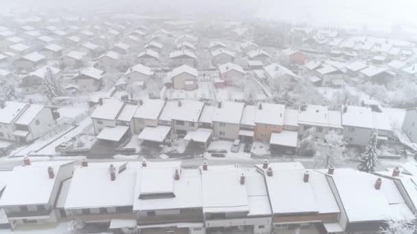 Aereo Sorvolando Tranquilla Città Suburbana Con Tetti Coperti Neve Fresca — Video Stock