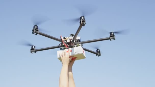 Close Havadan Insansız Hava Aracı Teslimatı Multicopter Ilk Yardım Ilaç — Stok video