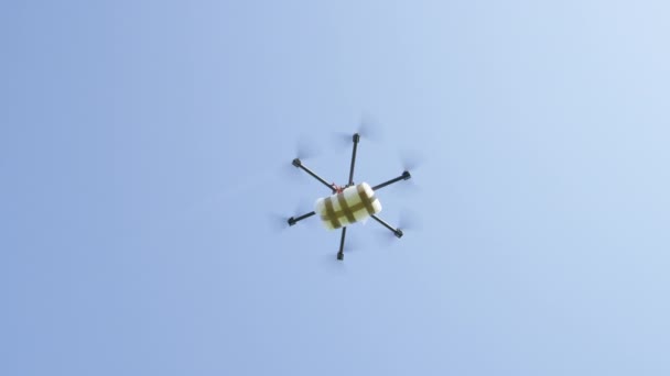 Close Pengiriman Drone Obat Obatan Ilegal Pesawat Uav Menerbangkan Narkoba — Stok Video