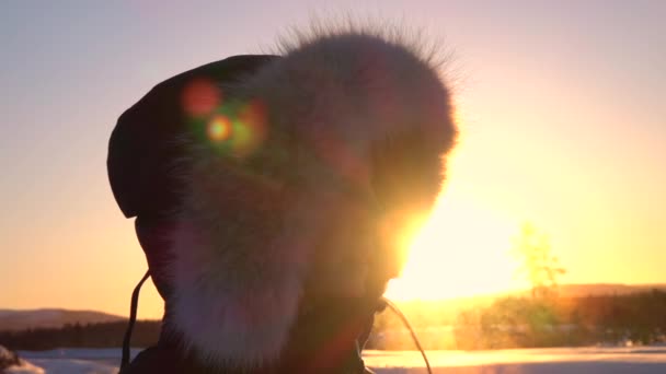 Slow Motion Close Altın Gün Batımında Soğuk Kış Gününde Genç — Stok video