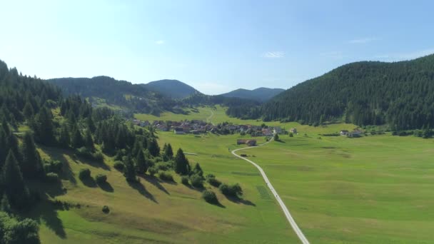 Aerial Flying Scenic Country Highway Idyllic Agricultural Valley Surrounded Forested — Stock Video