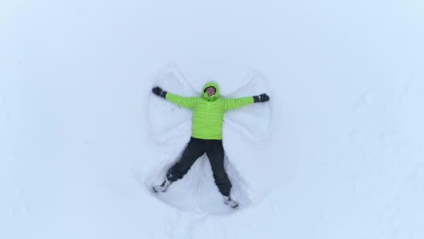 Aerial Close Distancing Feliz Sorridente Jovem Deitada Neve Fresca Movendo — Vídeo de Stock