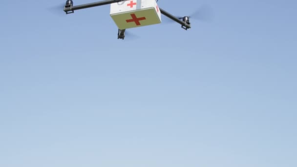 Nahaufnahme Drohnenlieferung Aus Der Luft Multikopterflug Mit Verbandspaket Wer Erste — Stockvideo