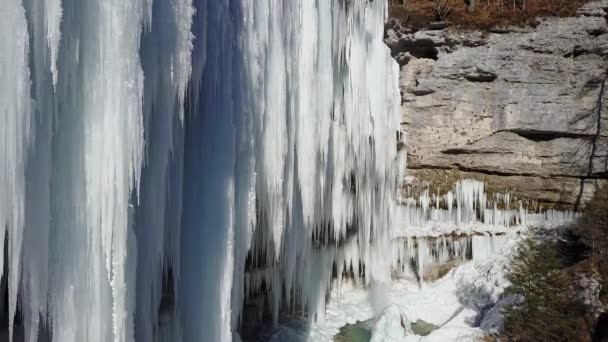 Aerial Cascada Invierno Congelada Carámbanos Blancos Brillantes Impresionantes Carámbanos Congelados — Vídeo de stock