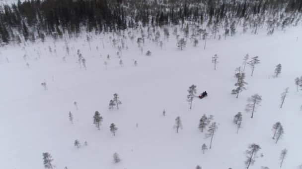 Aerial People Driving Snowmobiles Beautiful Snowy Mountain Slope Exploring Lapland — Stock Video
