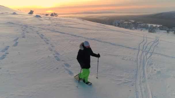 Aerial Aktiv Kvinna Vinterkläder Snöskor Snöiga Bergssluttningen Vid Soluppgången Ung — Stockvideo