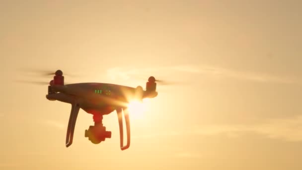 Close Lens Flare Silhouette Small Filming Drone Flying Golden Sunset — Stock Video