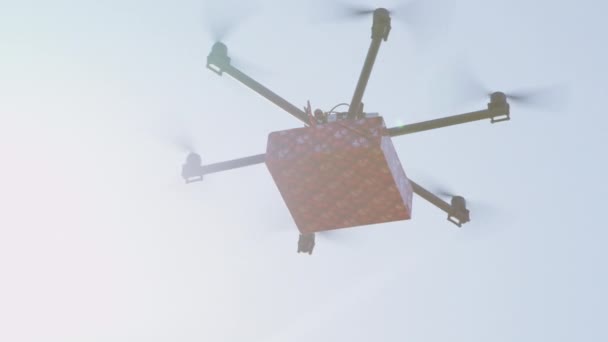 特写镜头 Flare Uav 无人机运送货物 最后一分钟由货物多直升机送礼物 运输无人机带来生日礼物到你的家 未来的无人机在阳光下飞行圣诞礼物 — 图库视频影像