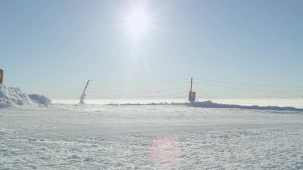 Het Verplaatsen Van Close Shot Gelukkig Gemotiveerde Skiër Dragen Helm — Stockvideo