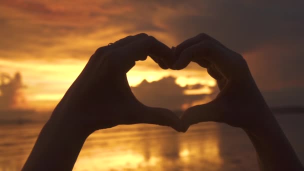 Silhouette Close Woman Forms Heart Shape Her Fingers Tranquil Ocean — Stock Video