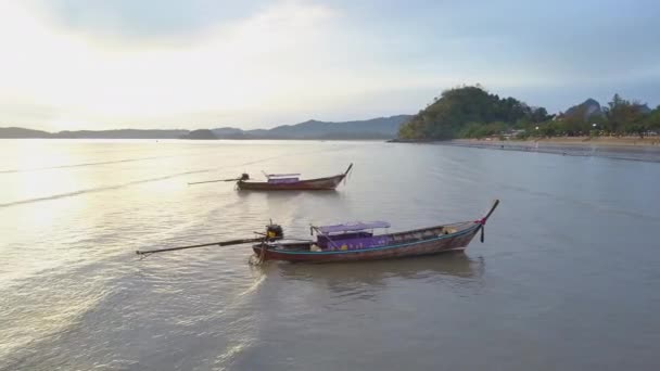 Krabi Thailand Maart 2017 Luchtfoto Twee Prachtige Houten Longtail Boten — Stockvideo