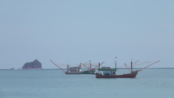 Krabi Tailandia Marzo 2017 Aerial Dos Barcos Pesca Balancean Tranquilo — Vídeos de Stock