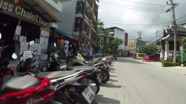 Krabi Thailand Março 2017 Pov Scooters Coloridos São Deixados Estacionados — Vídeo de Stock