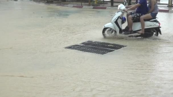 Krabi Tayland Mart 2017 Yavaş Hareket Tanınmayan Insanlar Taşan Kanalizasyon — Stok video