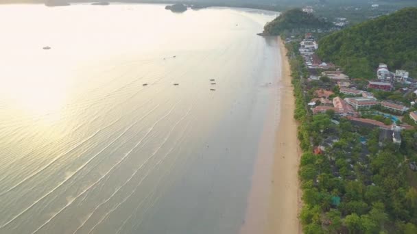 Aerial Voando Acima Luxo Resort Férias Beira Mar Pessoas Caminhando — Vídeo de Stock