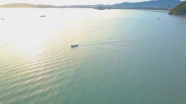 Hava: serin küçük ahşap teknede bir pastoral gezi tur zevk turist grup yukarıda uçan. Yüksek yukarıda pitoresk altın yaktı gün Krabi sakin okyanus seyir longtail tekne uçan.