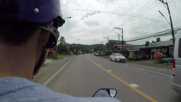Krabi Tailandia Marzo 2017 Pov Sentado Detrás Del Joven Motociclista — Vídeo de stock