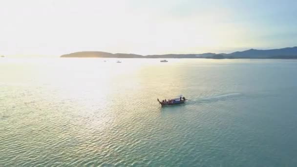 Légi Longtail Csónak Vesz Turisták Festői Városnézés Hajóutak Nyugodt Tenger — Stock videók