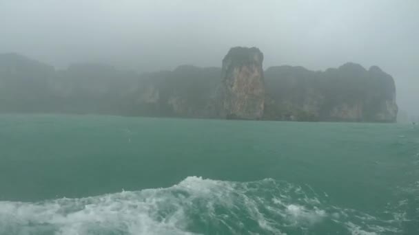 Pov 在泰国的热带强降雨期间 在旅游船上驶过一个大型的石灰岩悬崖 风景如画的小岛的田园观光旅游被强烈的热带暴雨打断 — 图库视频影像